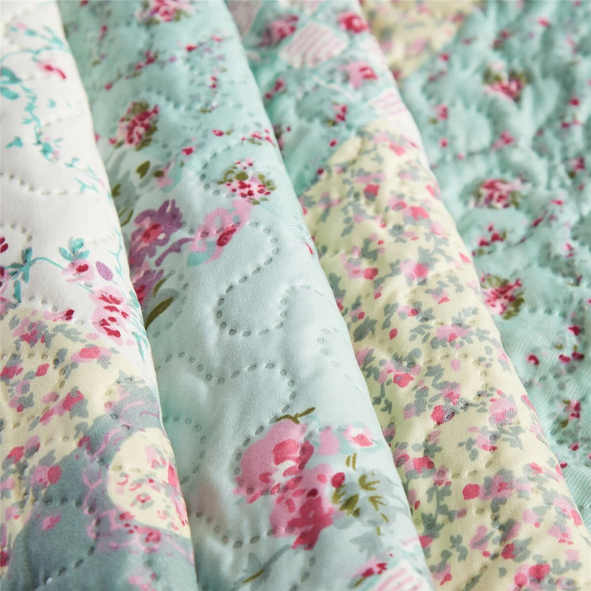 3 Piece Retro Printed Reversible Quilt Set