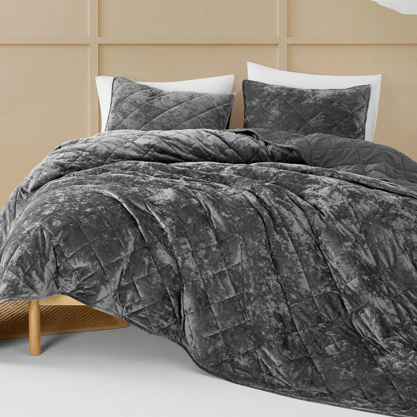 Wonderful Diamond Velvet 3 Piece Quilt Set
