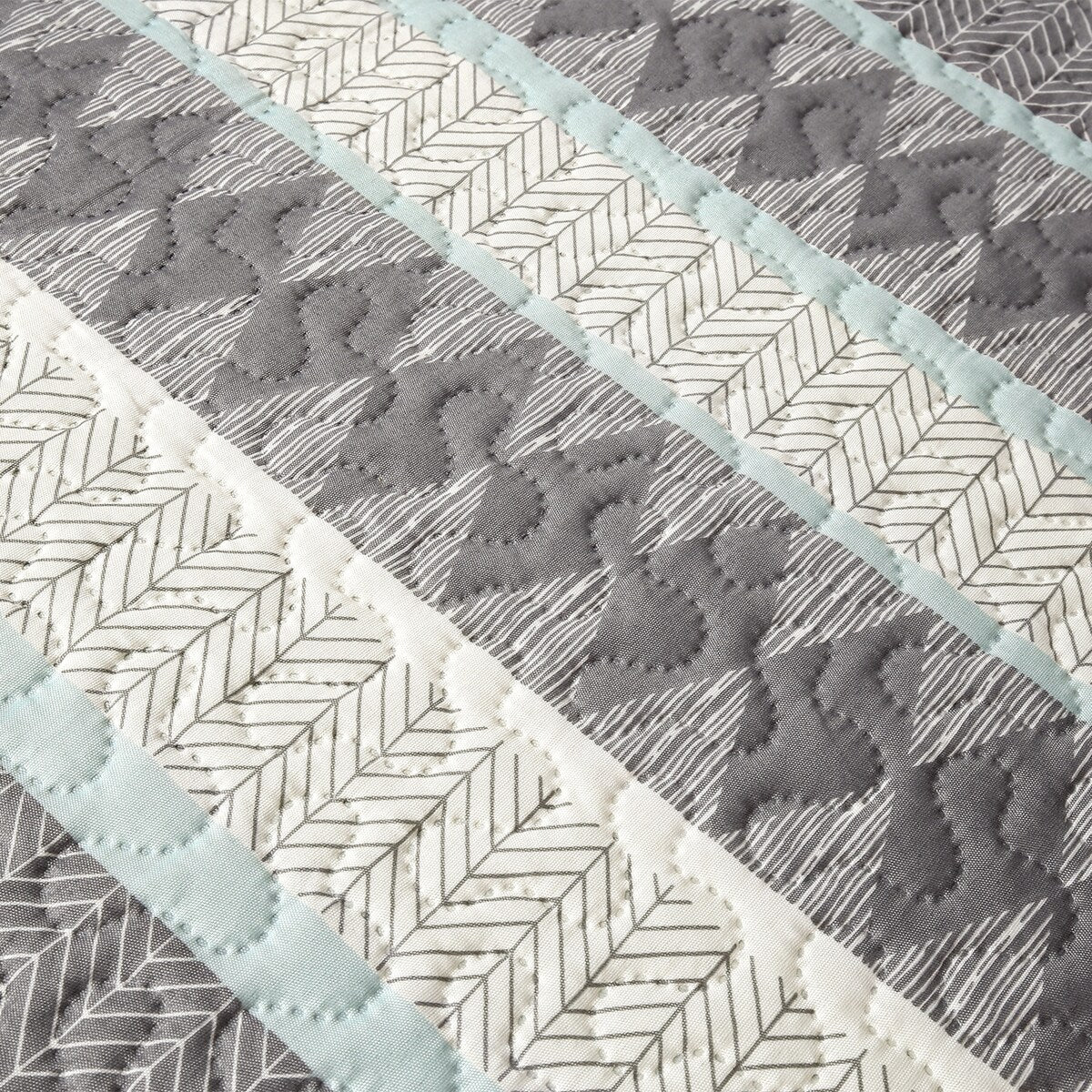 3 Piece Retro Printed Reversible Quilt Set