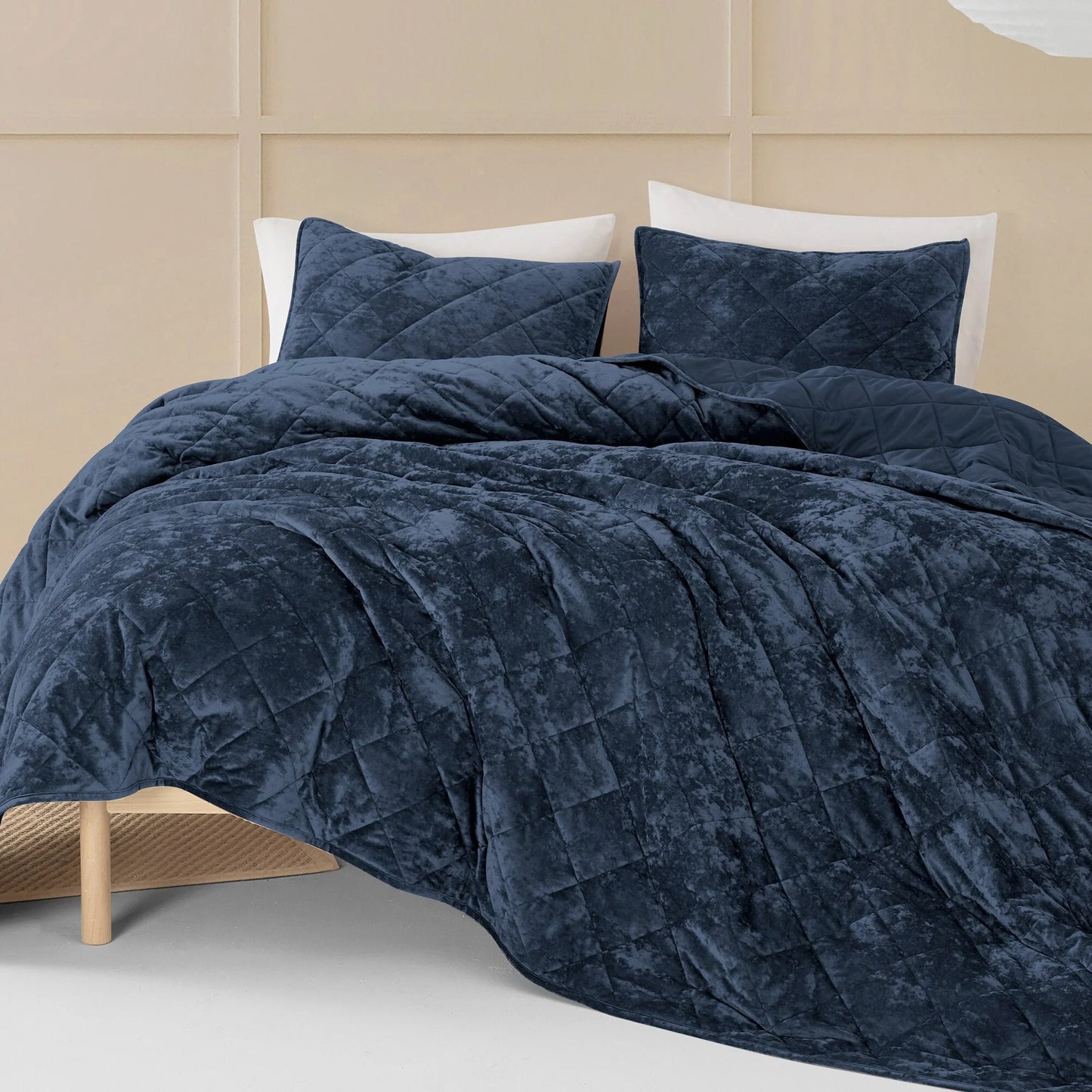Wonderful Diamond Velvet 3 Piece Quilt Set