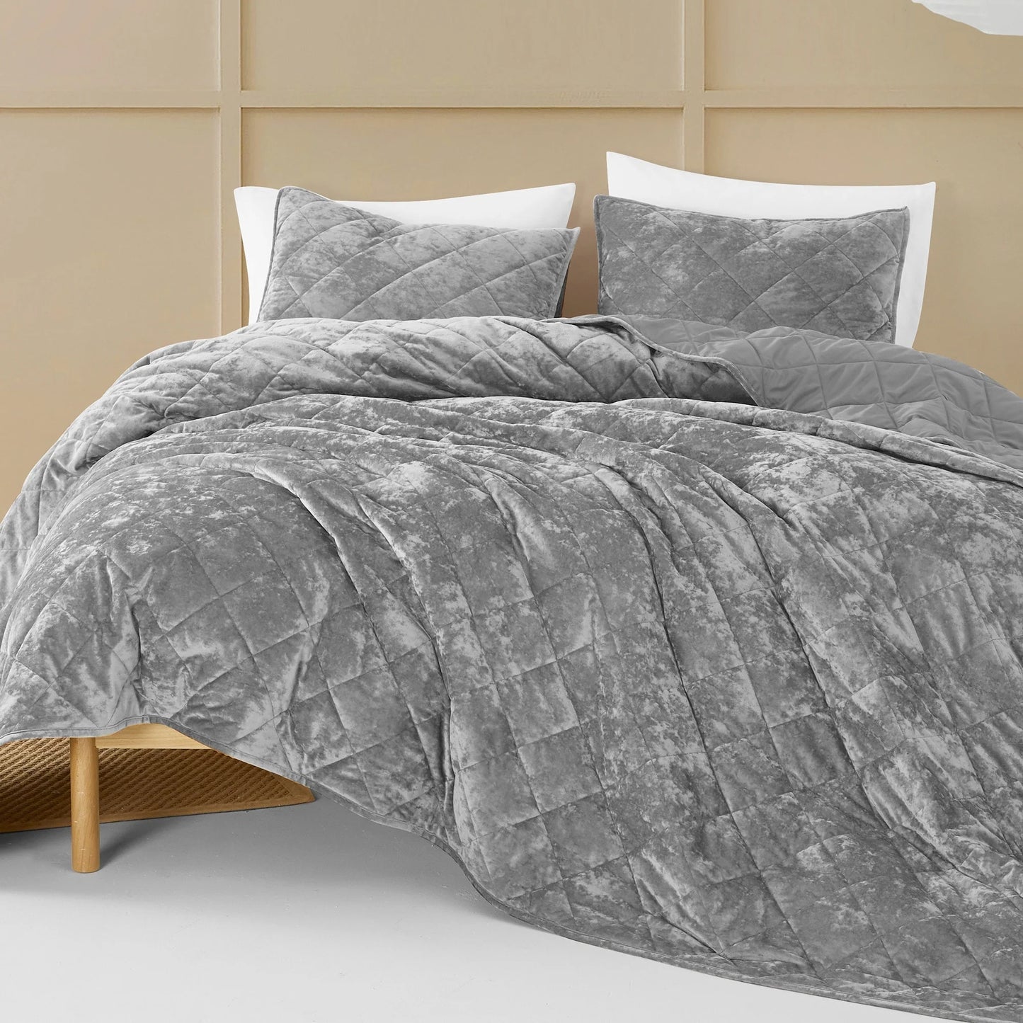 Wonderful Diamond Velvet 3 Piece Quilt Set