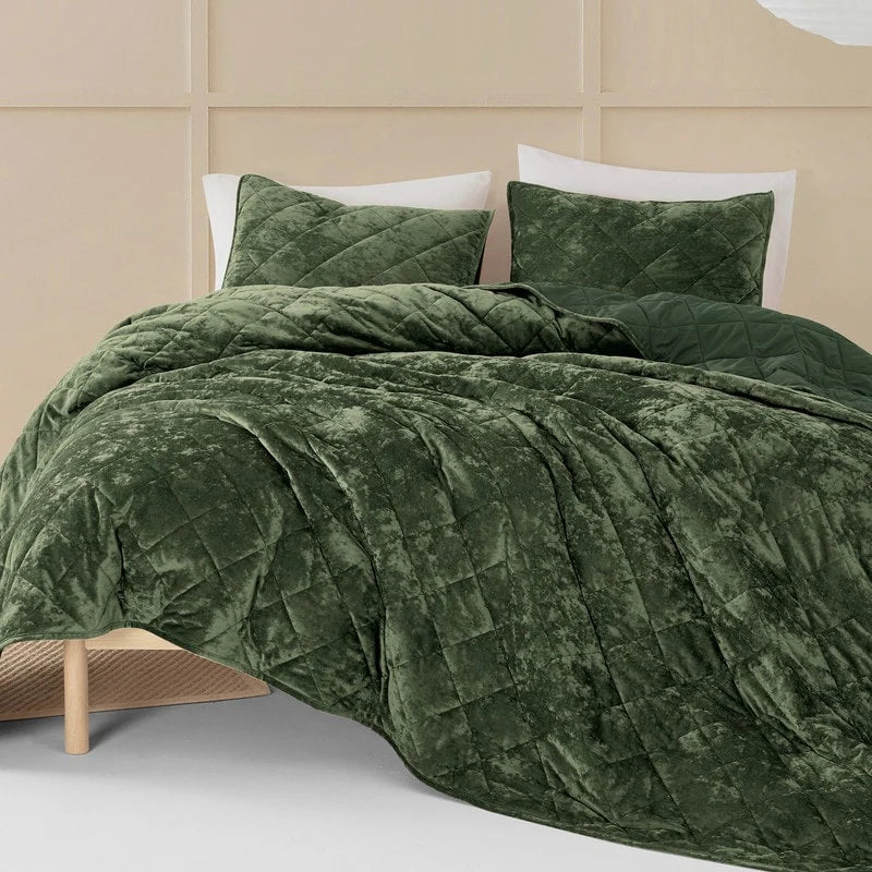 Wonderful Diamond Velvet 3 Piece Quilt Set