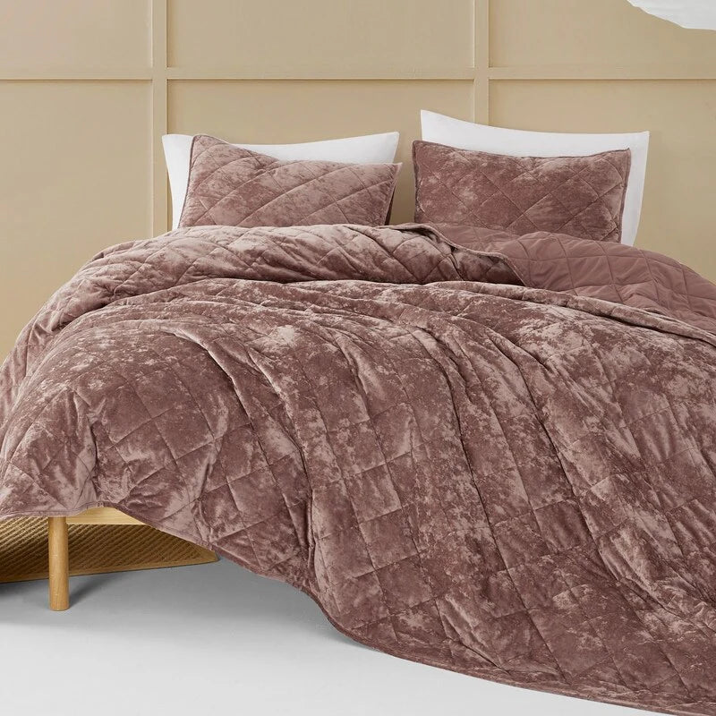 Wonderful Diamond Velvet 3 Piece Quilt Set