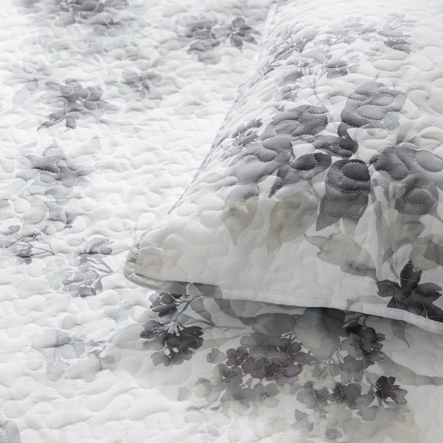 Wonderful Sophia Lightweight Floral Quilt Set