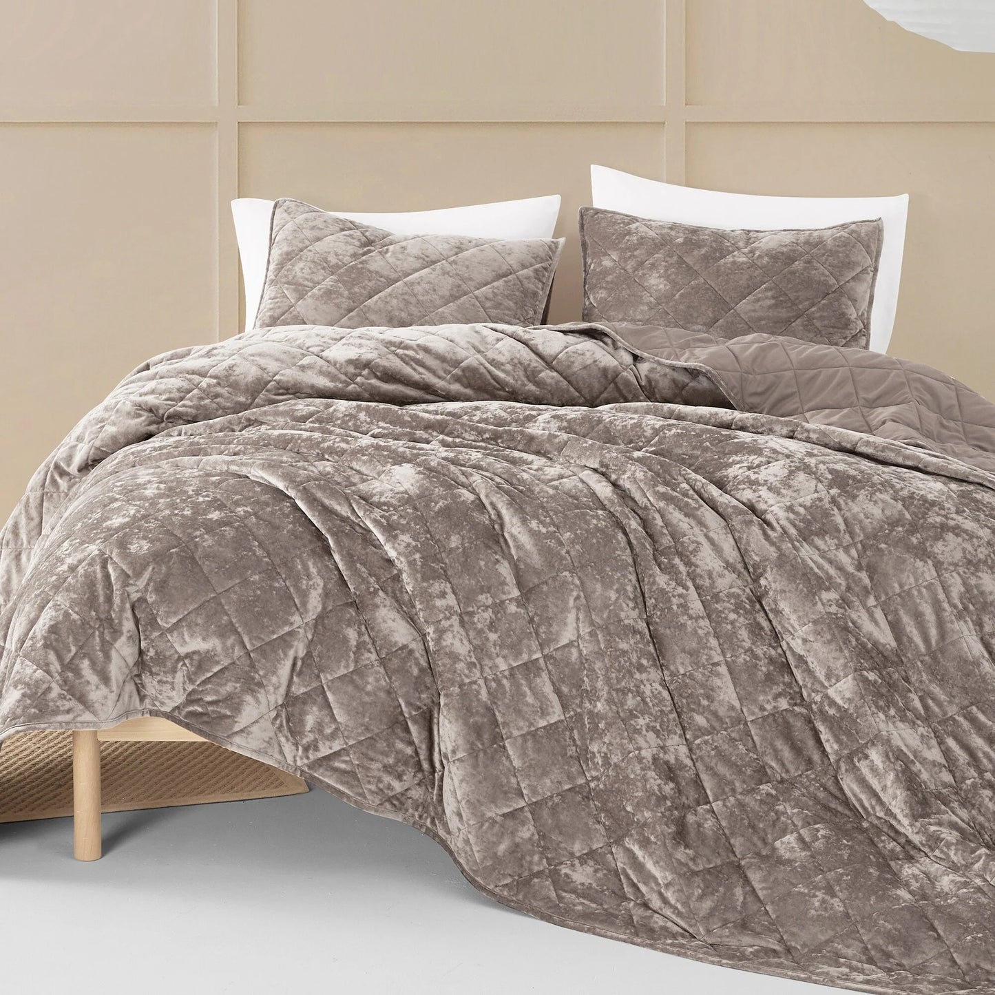 Wonderful Diamond Velvet 3 Piece Quilt Set