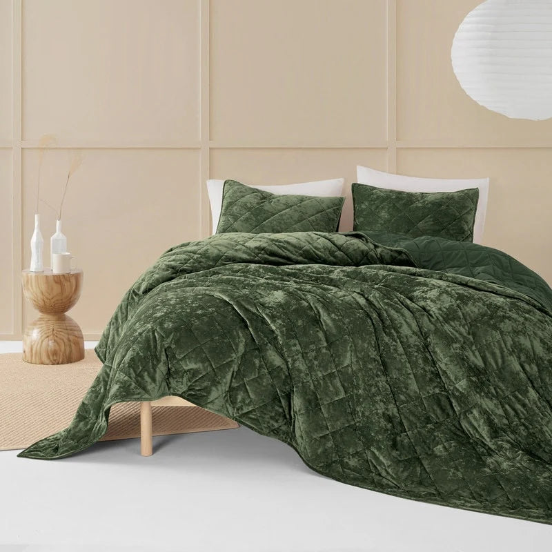 Wonderful Diamond Velvet 3 Piece Quilt Set