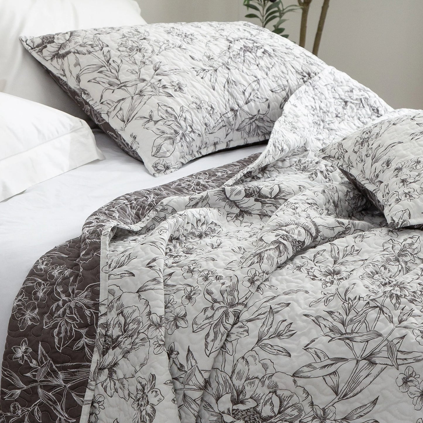 Wonderful Sophia Lightweight Floral Quilt Set
