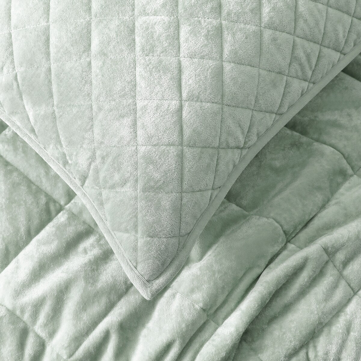 Wonderful Diamond Velvet 3 Piece Quilt Set