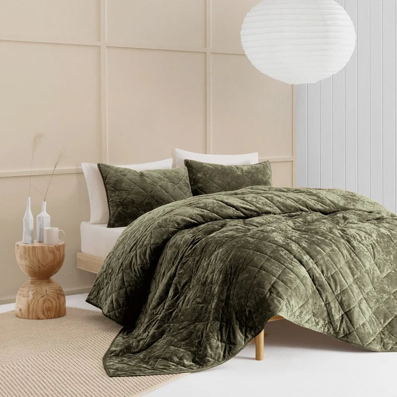 Wonderful Diamond Velvet 3 Piece Quilt Set