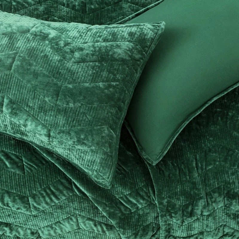Wonderful Diamond Velvet 3 Piece Quilt Set