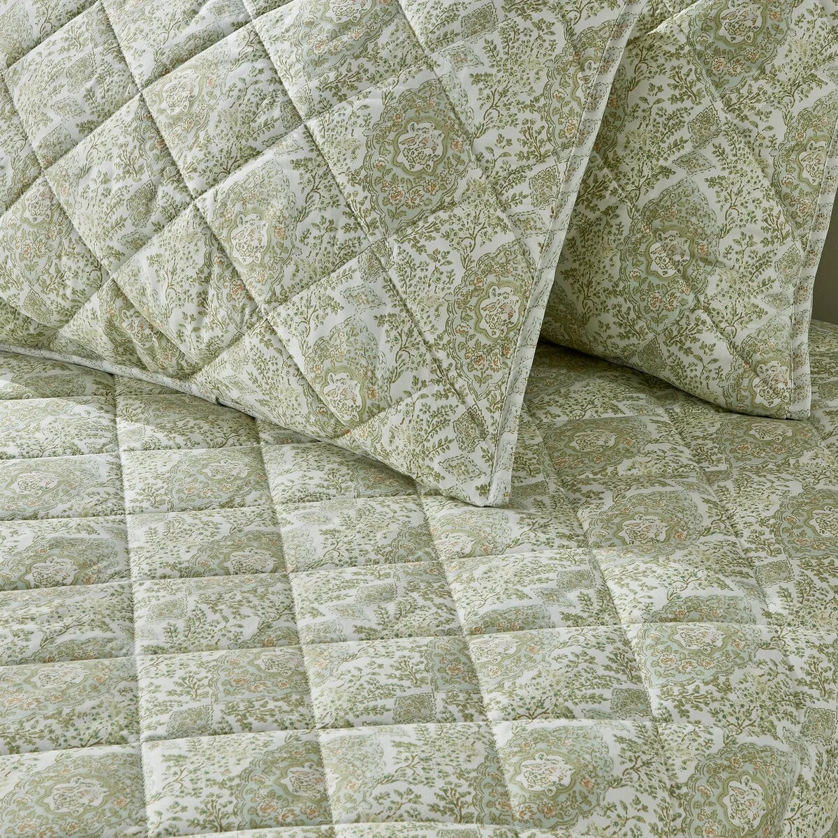Patina Vie Maison Vintage Floral Printed Quilt Set with Shams
