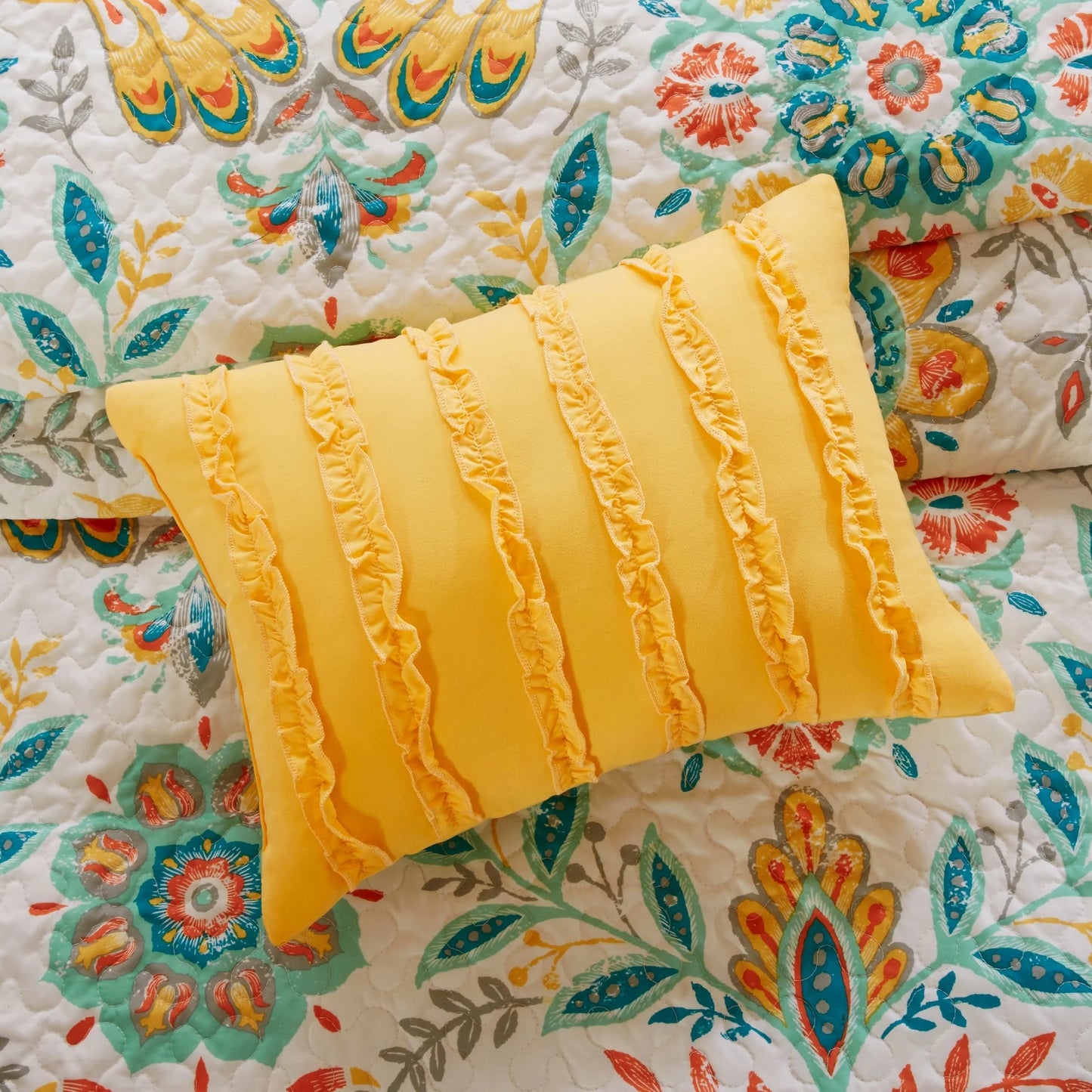 Intelligent Design Mona Reversible Quilt Set with Throw Pillows