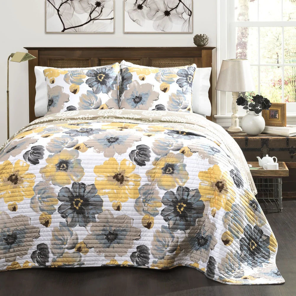 Levine Reversible Floral/ Damask 3-piece Quilt Set