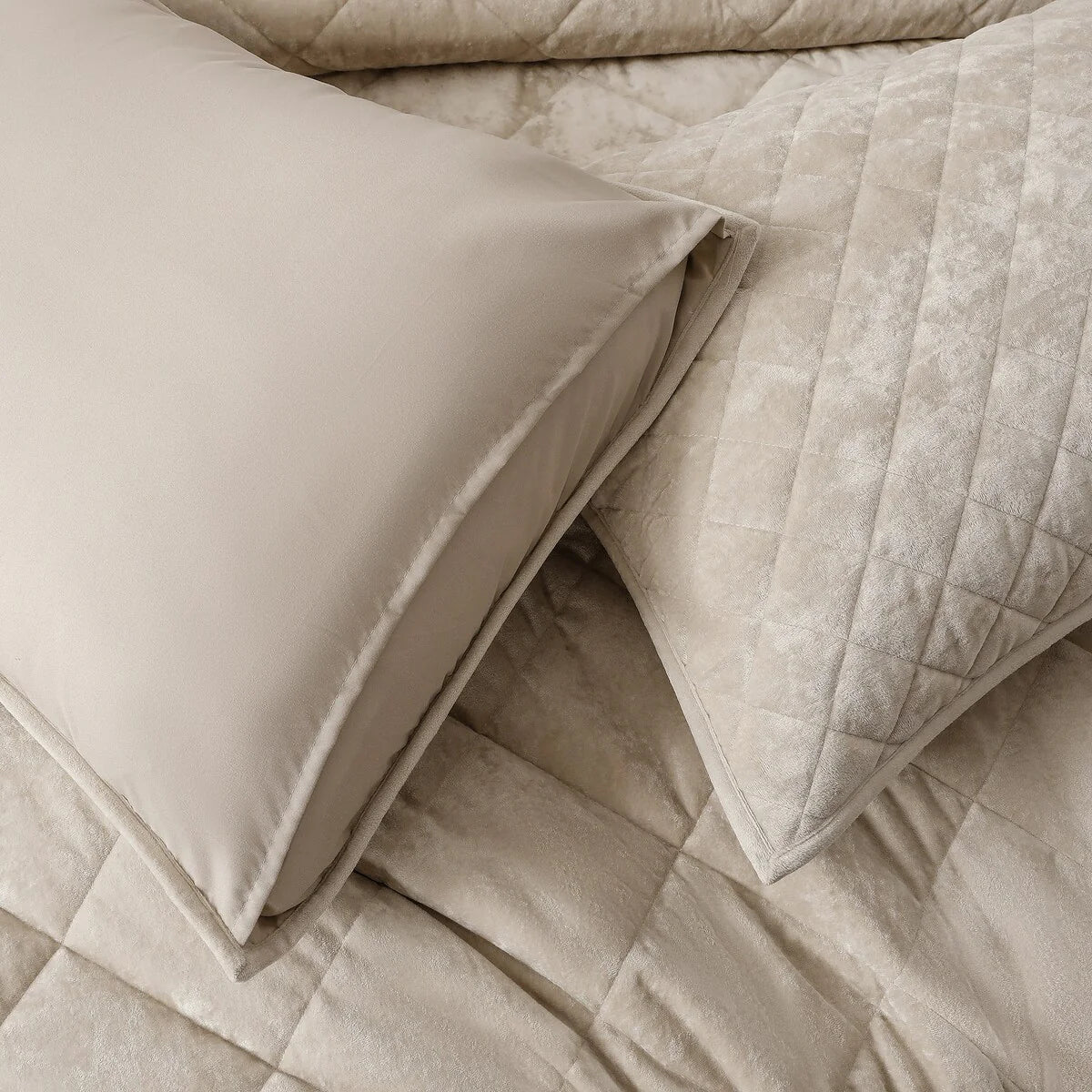 Wonderful Diamond Velvet 3 Piece Quilt Set