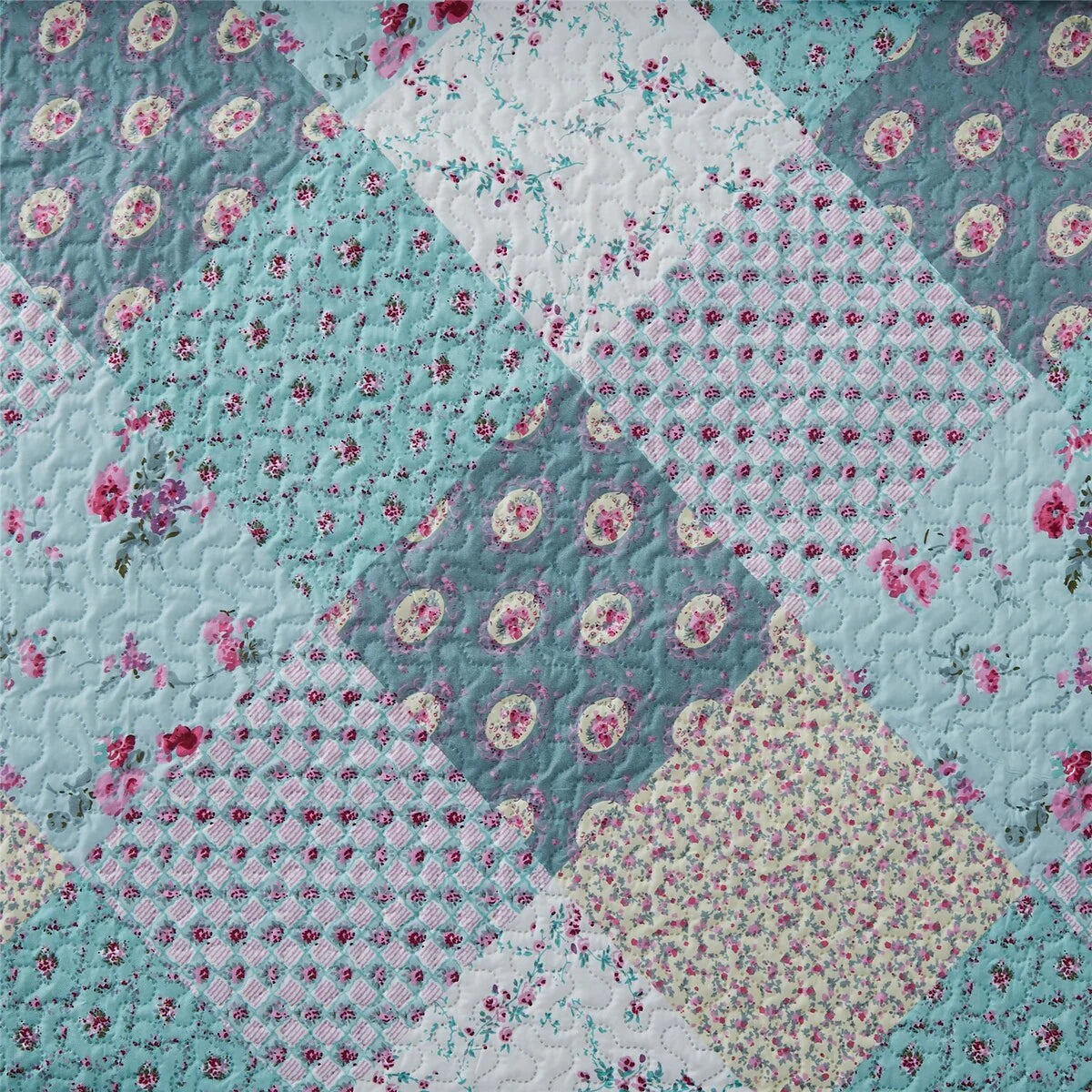 3 Piece Retro Printed Reversible Quilt Set