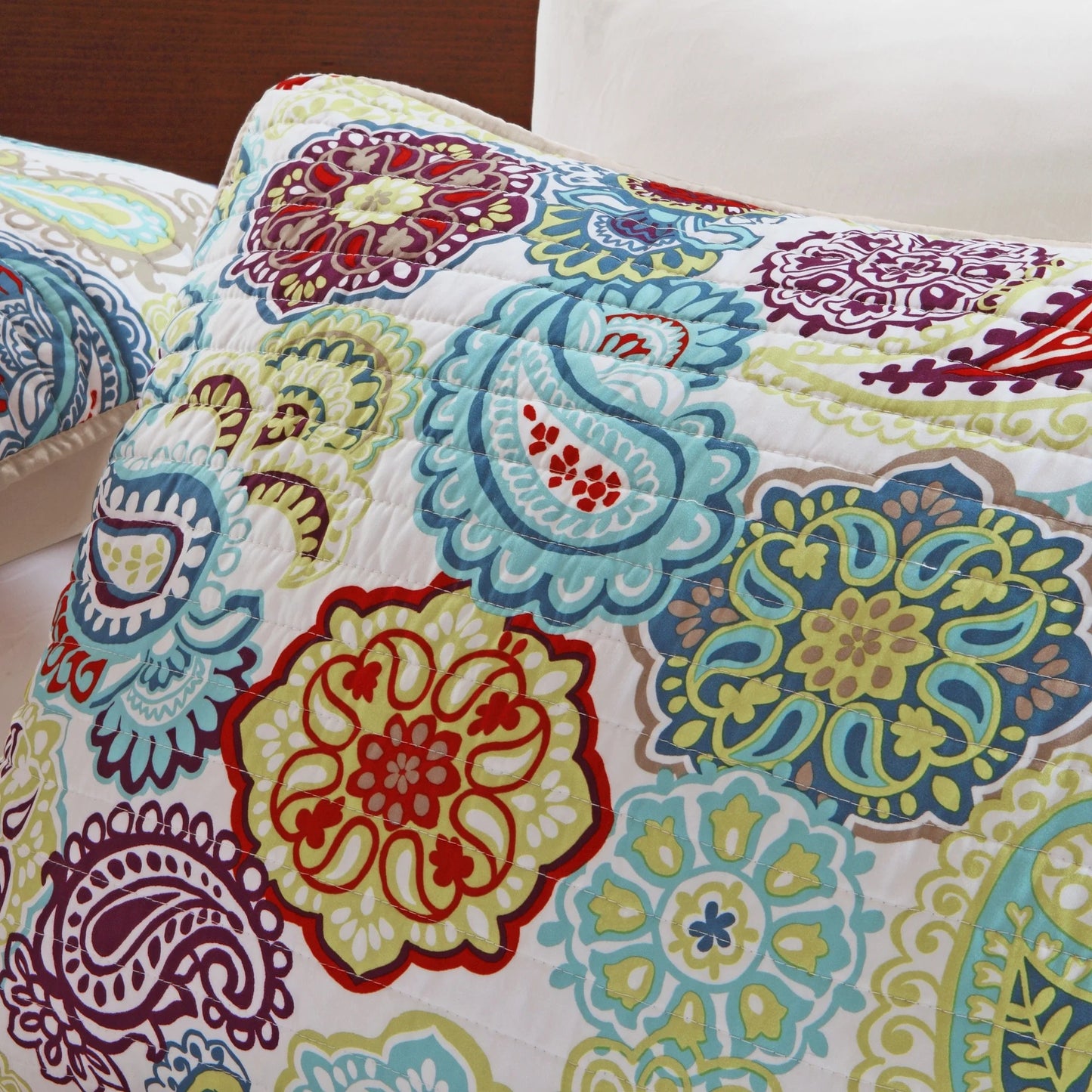 Intelligent Design Tamil Reversible Paisley Quilt Set with Throw Pillow