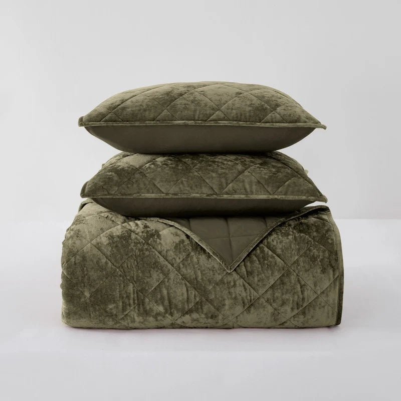 Wonderful Diamond Velvet 3 Piece Quilt Set