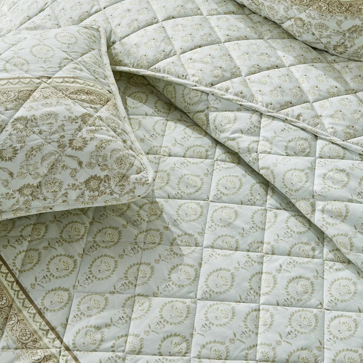 Patina Vie Maison Vintage Floral Printed Quilt Set with Shams
