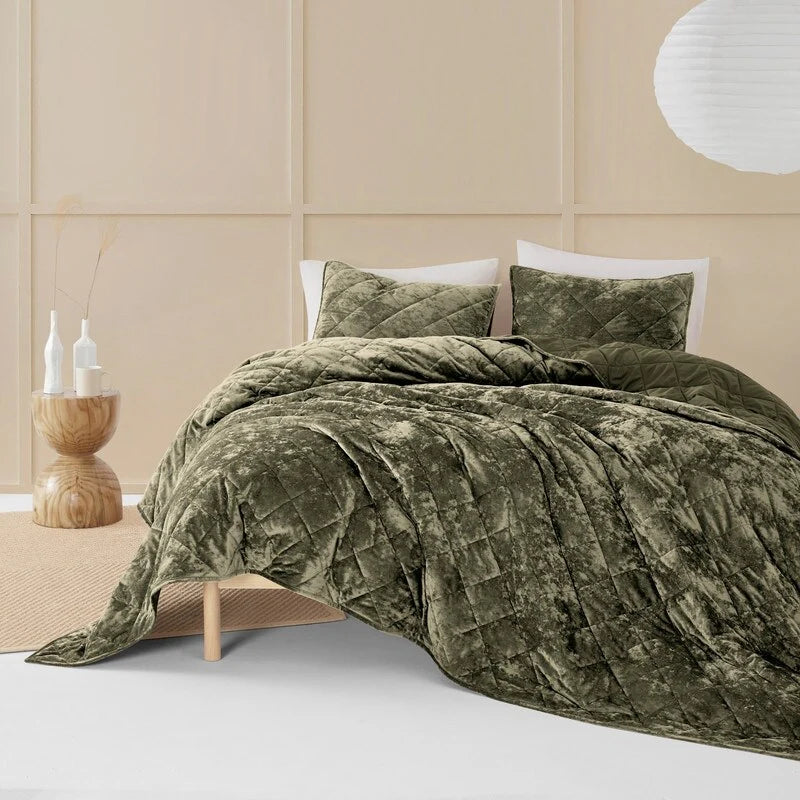 Wonderful Diamond Velvet 3 Piece Quilt Set