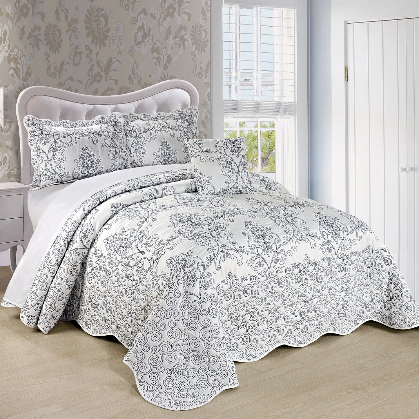 Serenta Damask Oversized 4-piece Bedspread Set