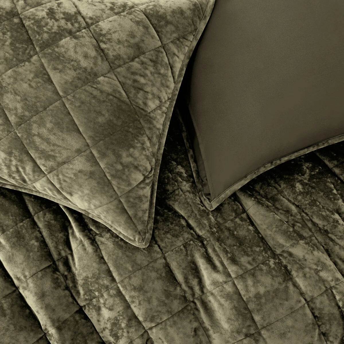 Wonderful Diamond Velvet 3 Piece Quilt Set