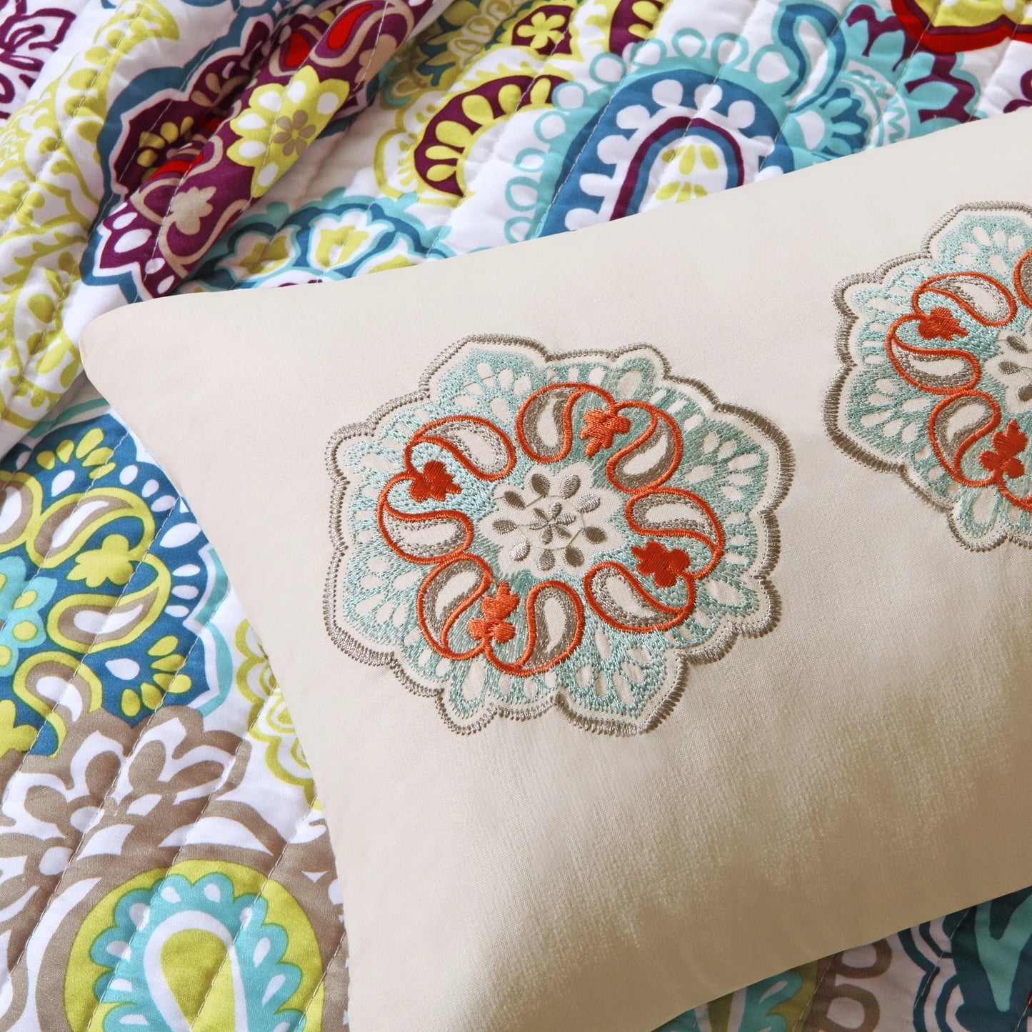 Intelligent Design Tamil Reversible Paisley Quilt Set with Throw Pillow