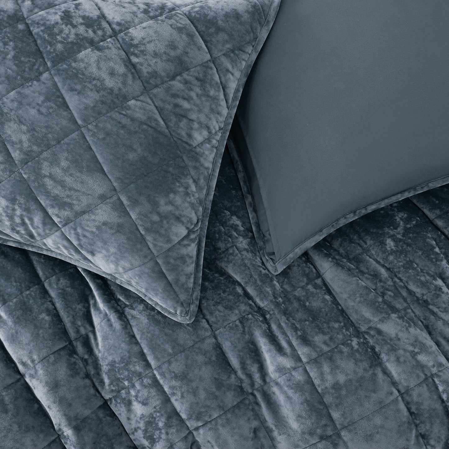 Wonderful Diamond Velvet 3 Piece Quilt Set
