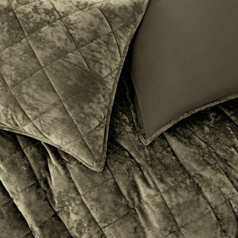 Wonderful Diamond Velvet 3 Piece Quilt Set