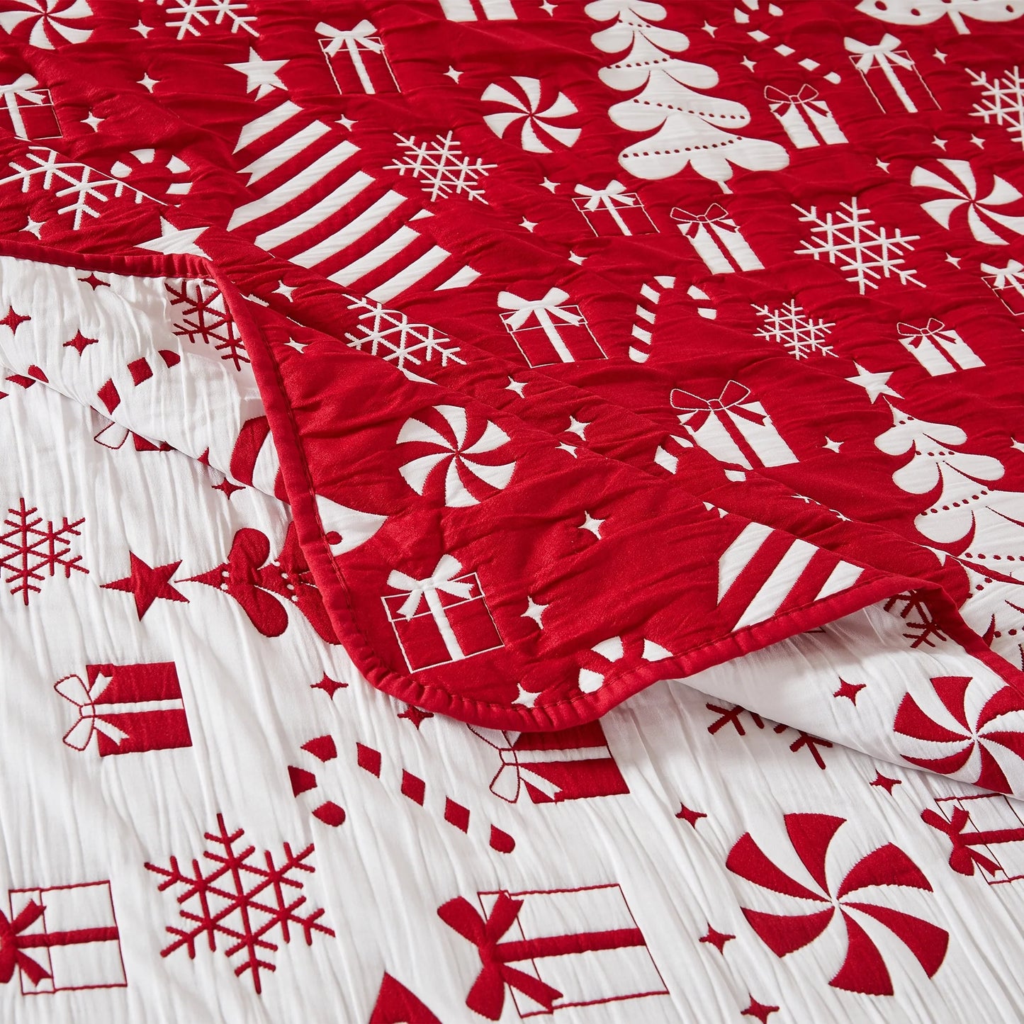 Greenland Home Novelty Holiday Reversible Matelassé Coverlet Set