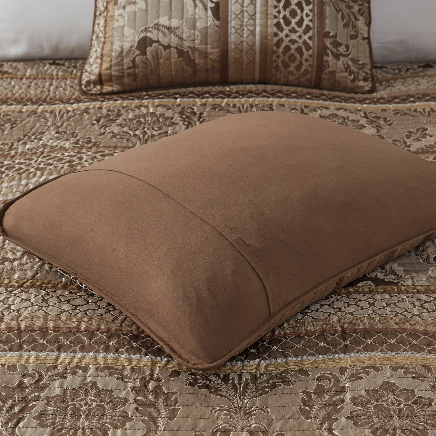 Madison Park Venetian 6 Piece Jacquard Quilt Set with Throw Pillows
