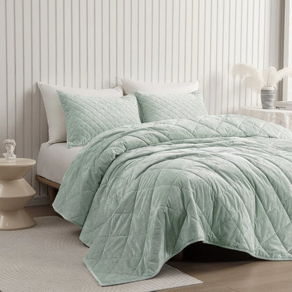 Wonderful Diamond Velvet 3 Piece Quilt Set