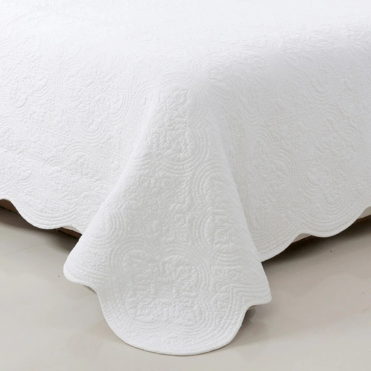 Blantyre Scalloped Edge White Cotton 3-piece Oversized Quilt Bedding Set