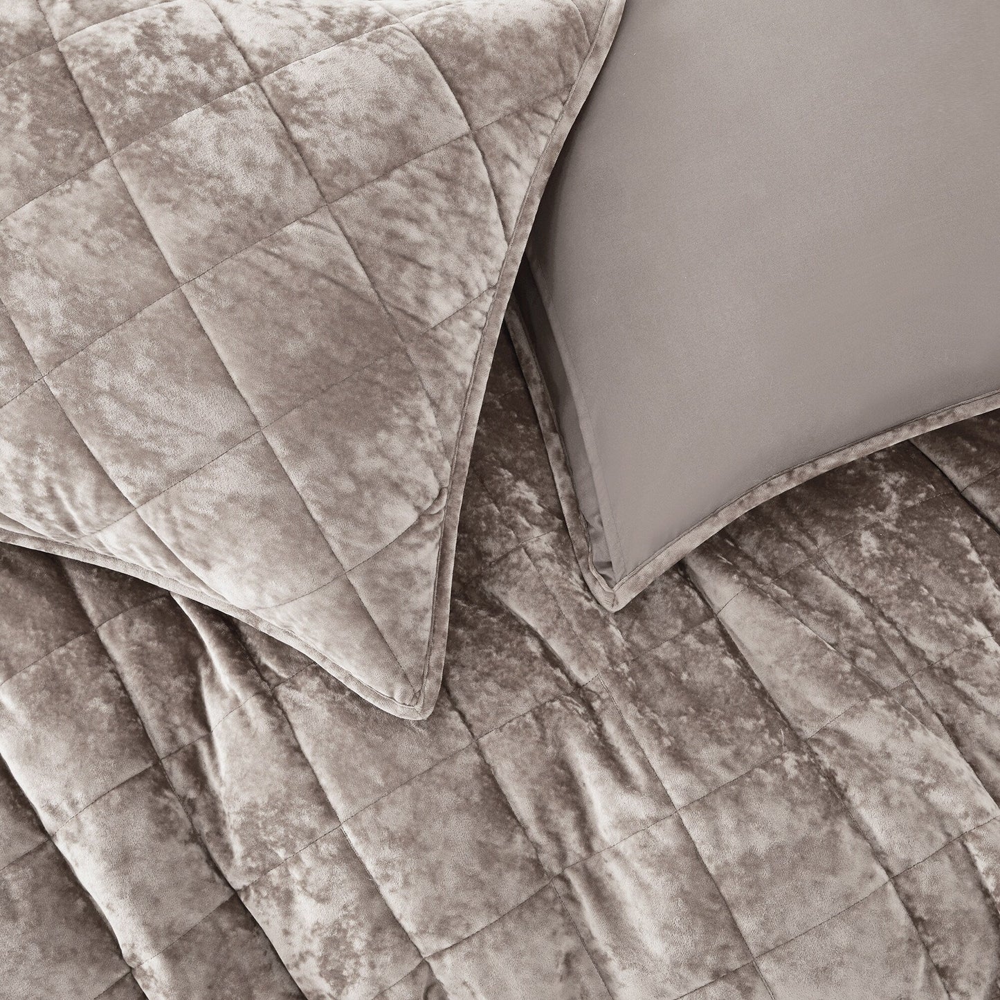Wonderful Diamond Velvet 3 Piece Quilt Set