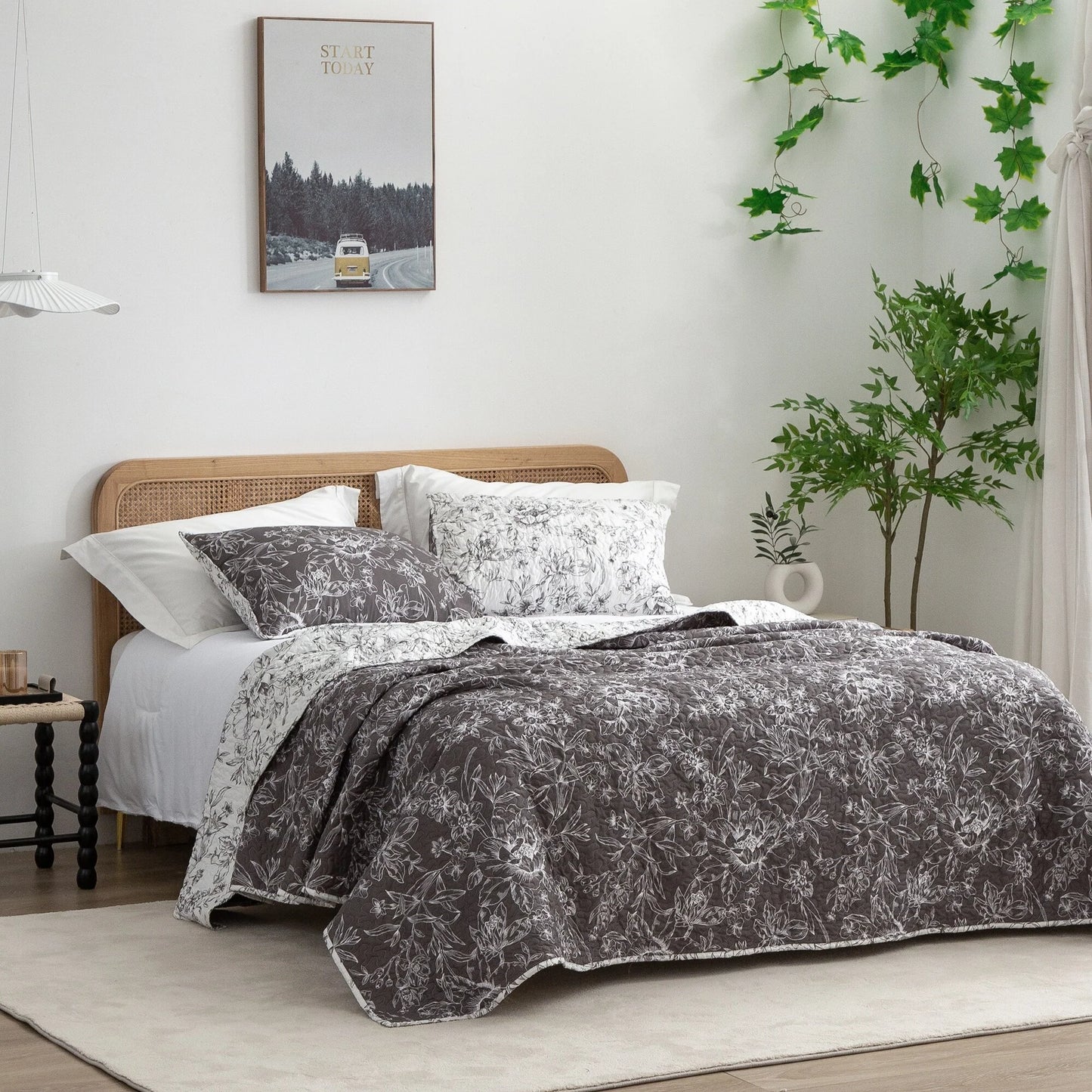 Wonderful Sophia Lightweight Floral Quilt Set