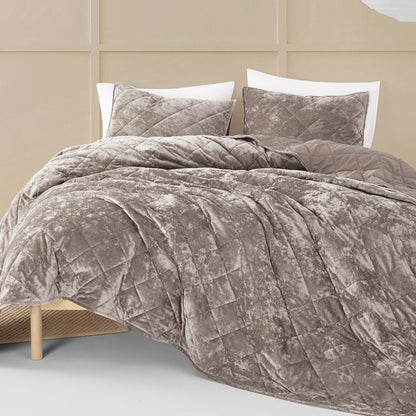 Wonderful Diamond Velvet 3 Piece Quilt Set