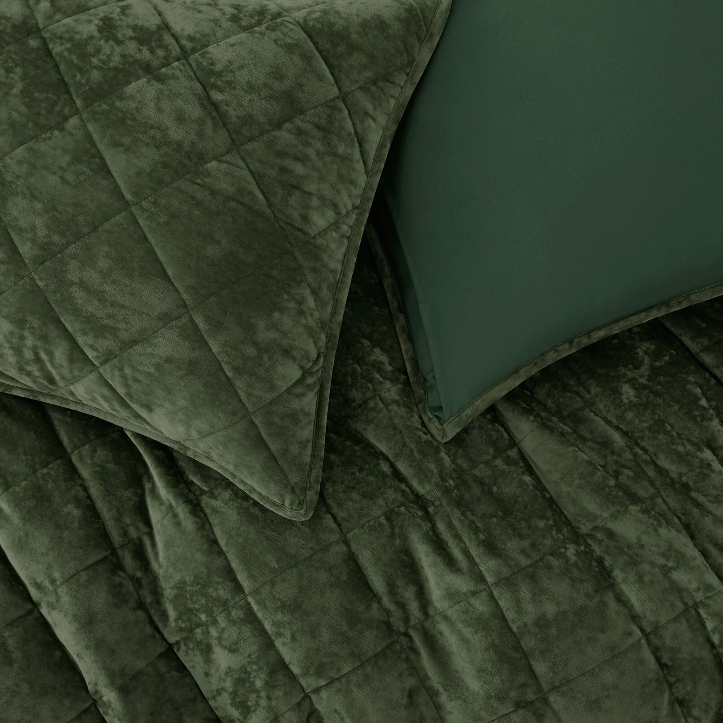 Wonderful Diamond Velvet 3 Piece Quilt Set