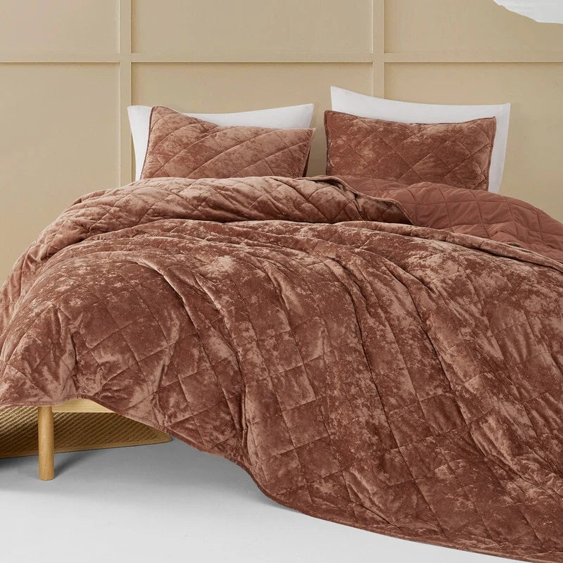 Wonderful Diamond Velvet 3 Piece Quilt Set