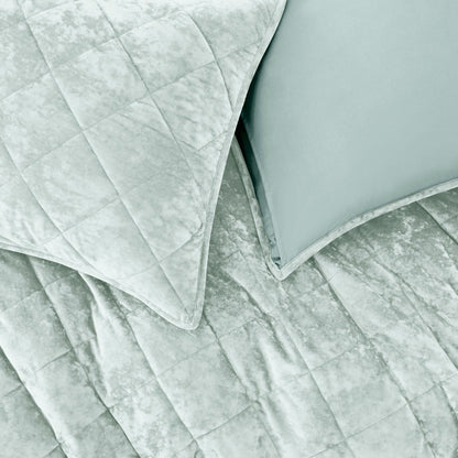 Wonderful Diamond Velvet 3 Piece Quilt Set