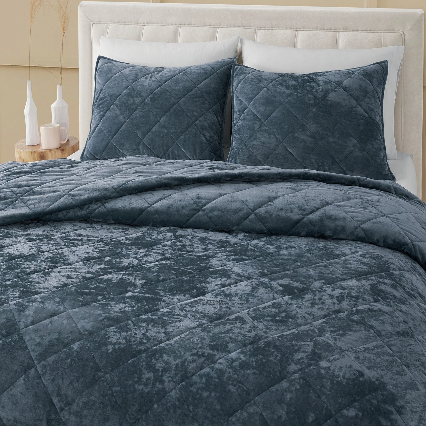 Wonderful Diamond Velvet 3 Piece Quilt Set