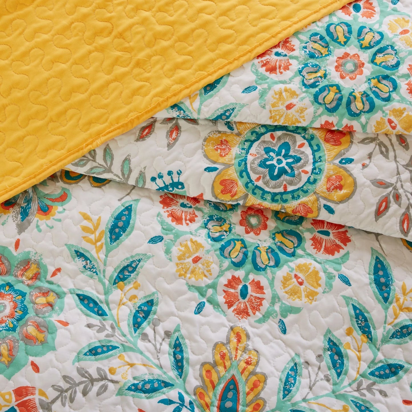 Intelligent Design Mona Reversible Quilt Set with Throw Pillows