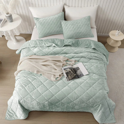 Wonderful Diamond Velvet 3 Piece Quilt Set