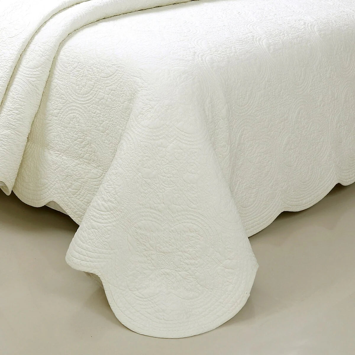 Blantyre Scalloped Edge White Cotton 3-piece Oversized Quilt Bedding Set