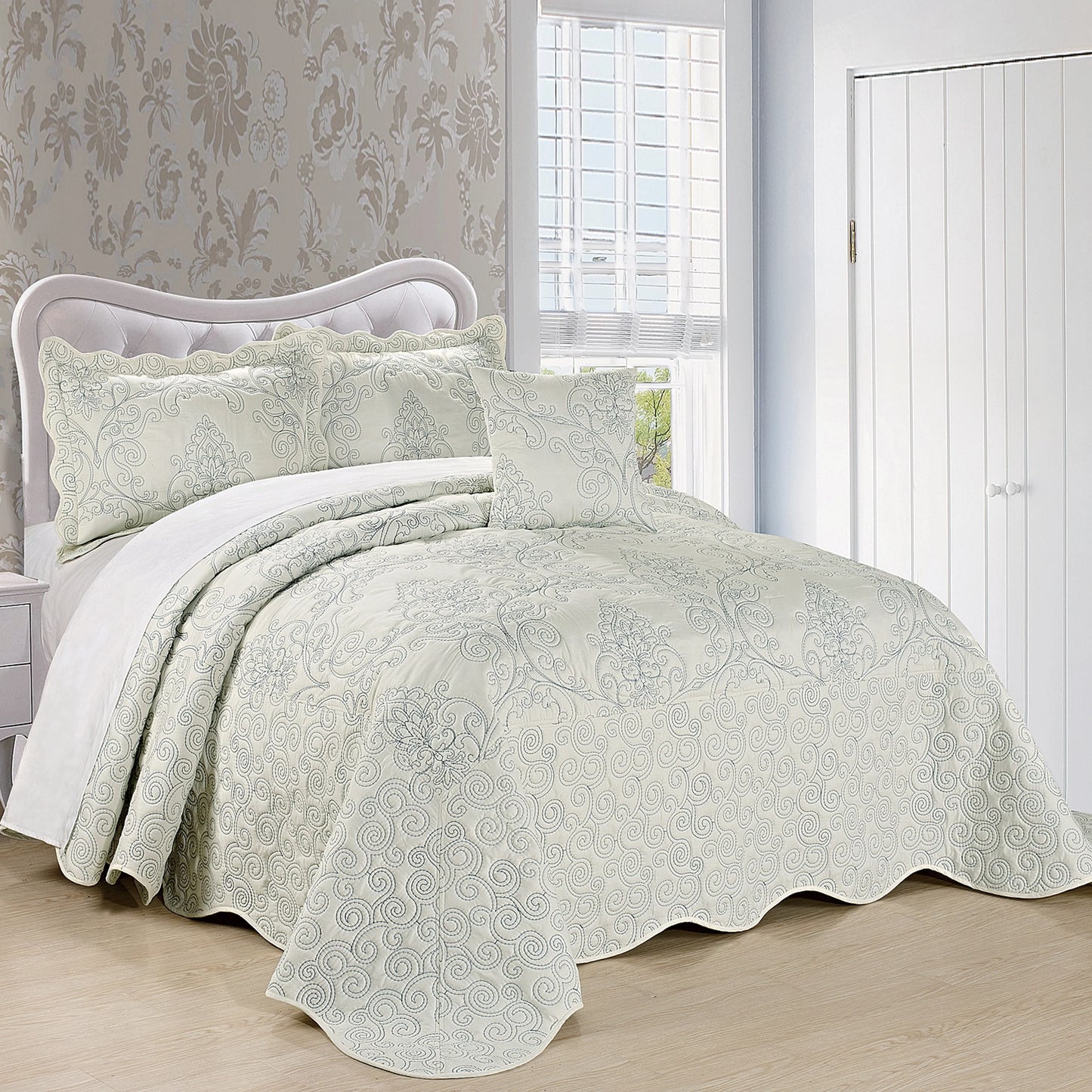 Serenta Damask Oversized 4-piece Bedspread Set