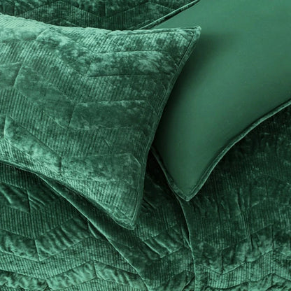 Wonderful Diamond Velvet 3 Piece Quilt Set