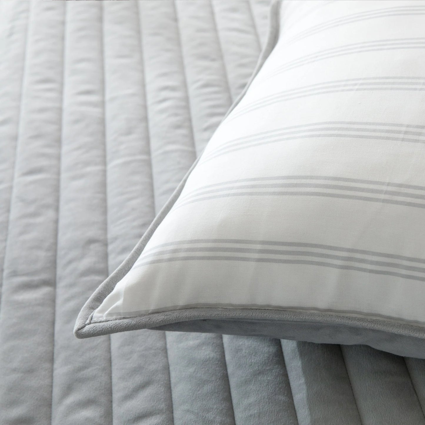 Wonderful Velvet 3 Piece Quilt Set