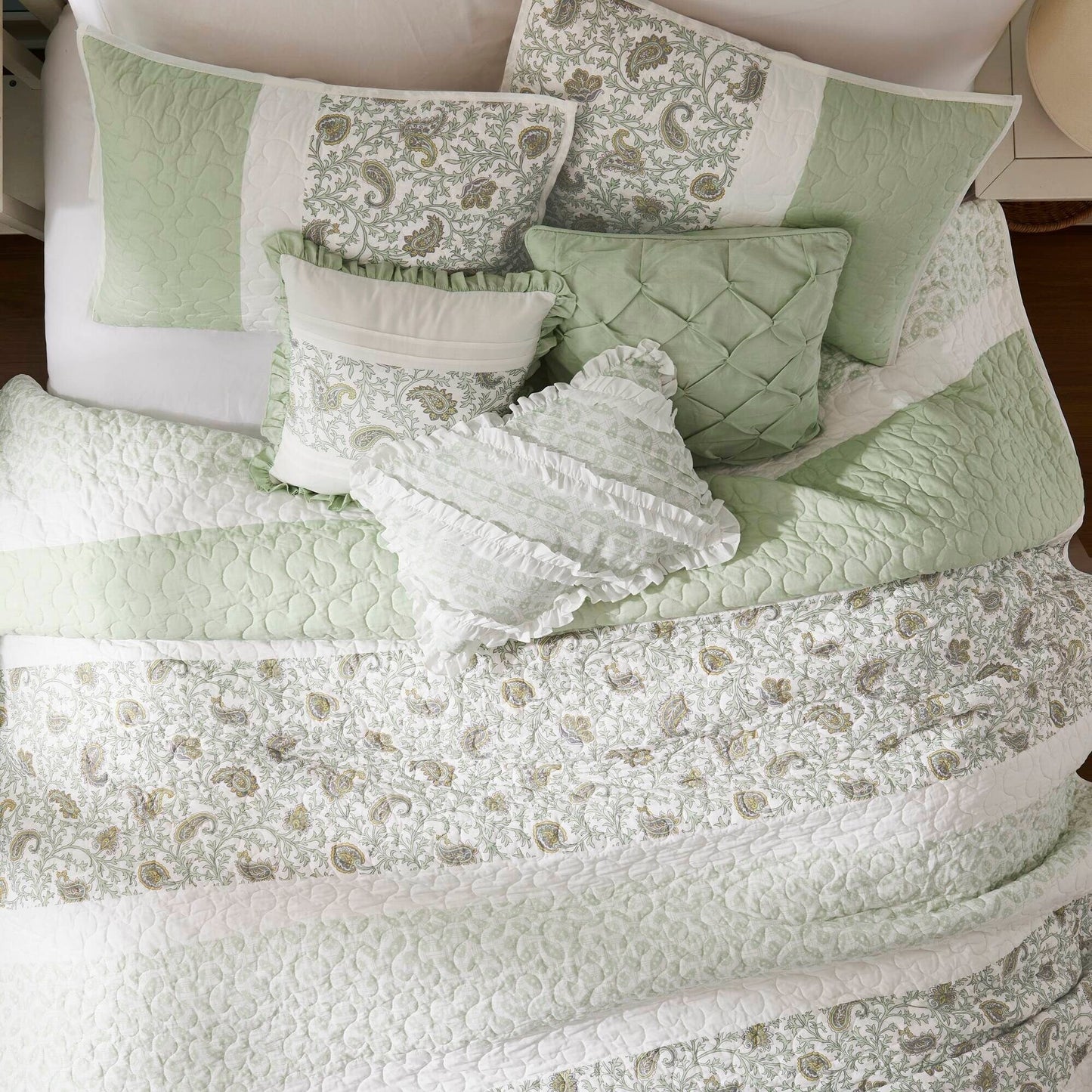 Madison Park Vanessa 6 Piece Cotton Percale Quilt Set with Throw Pillows