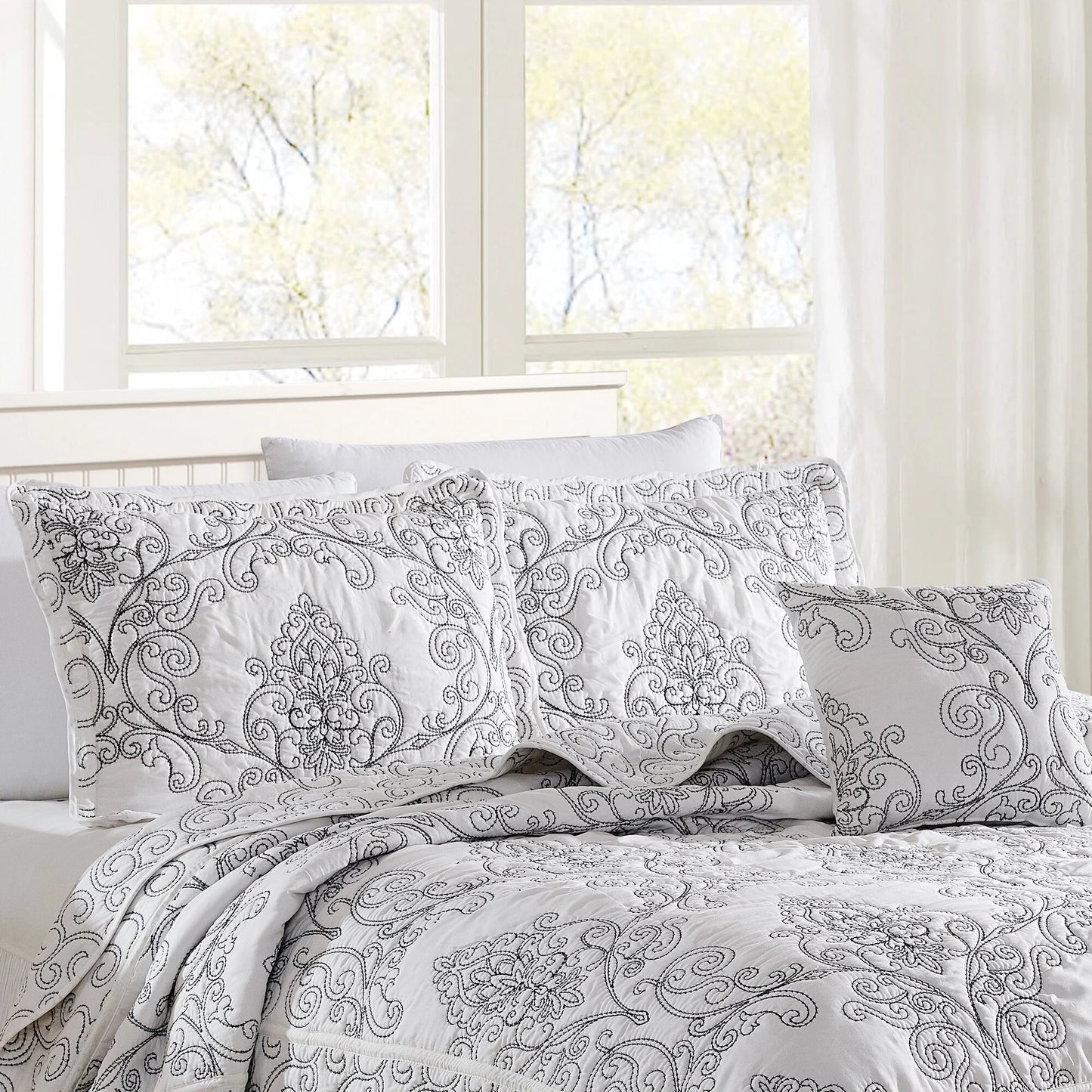 Serenta Damask Oversized 4-piece Bedspread Set